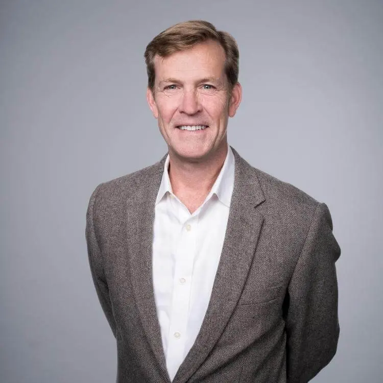 therapist headshot photography example on grey